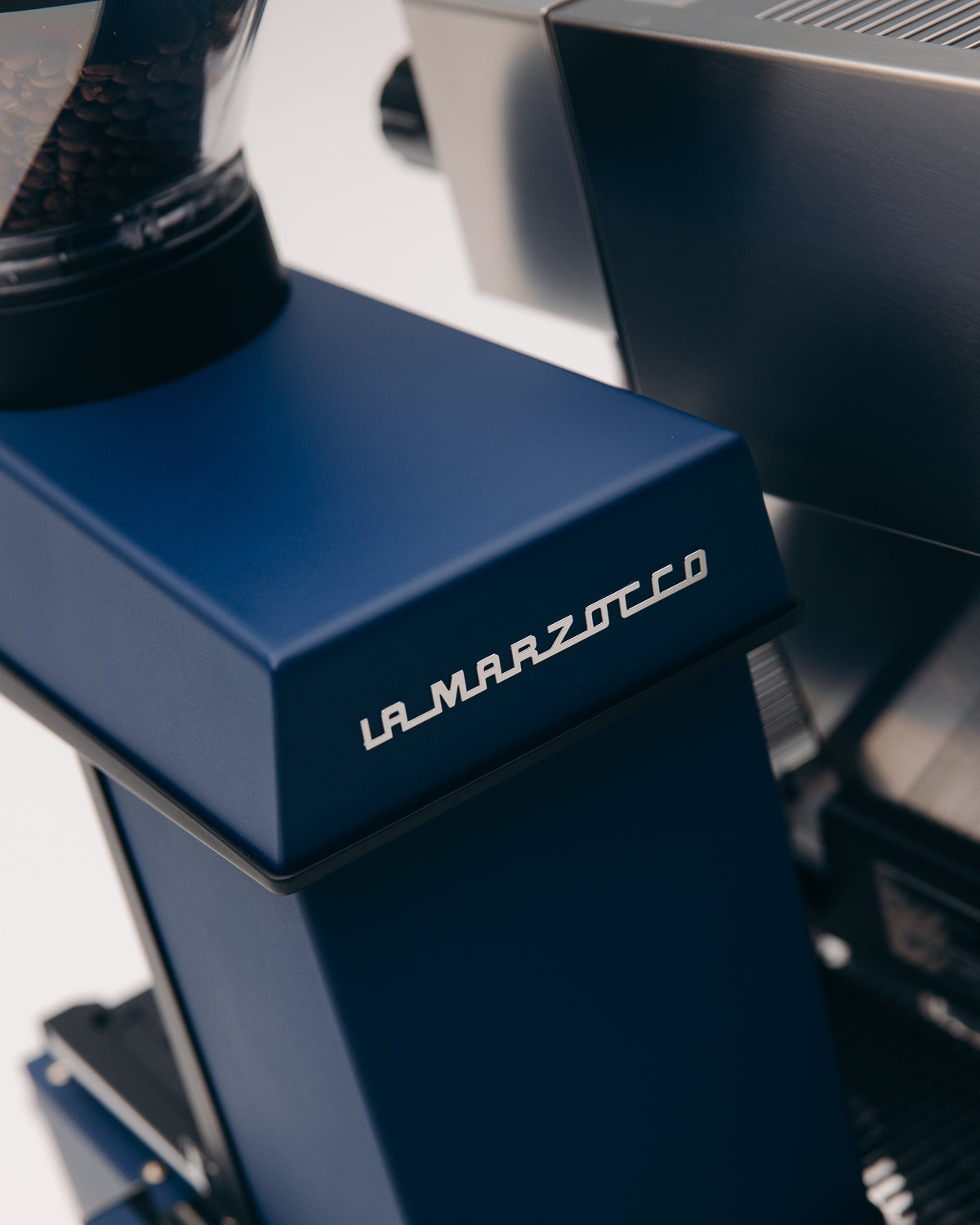 La Marzocco Linea Mini R bleu – détail du logo
