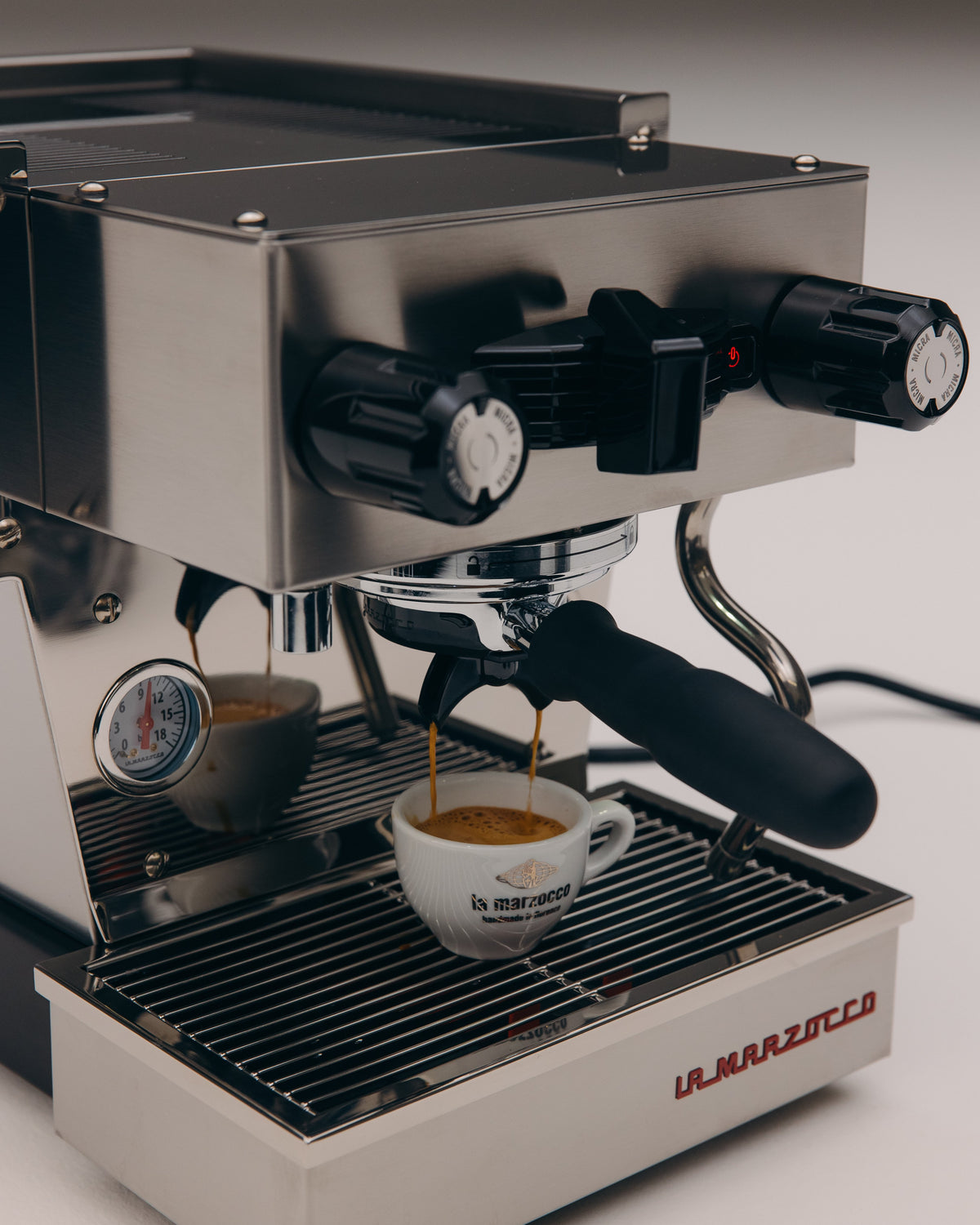 La Marzocco Linea Mini R acier brossé – extraction d'un espresso