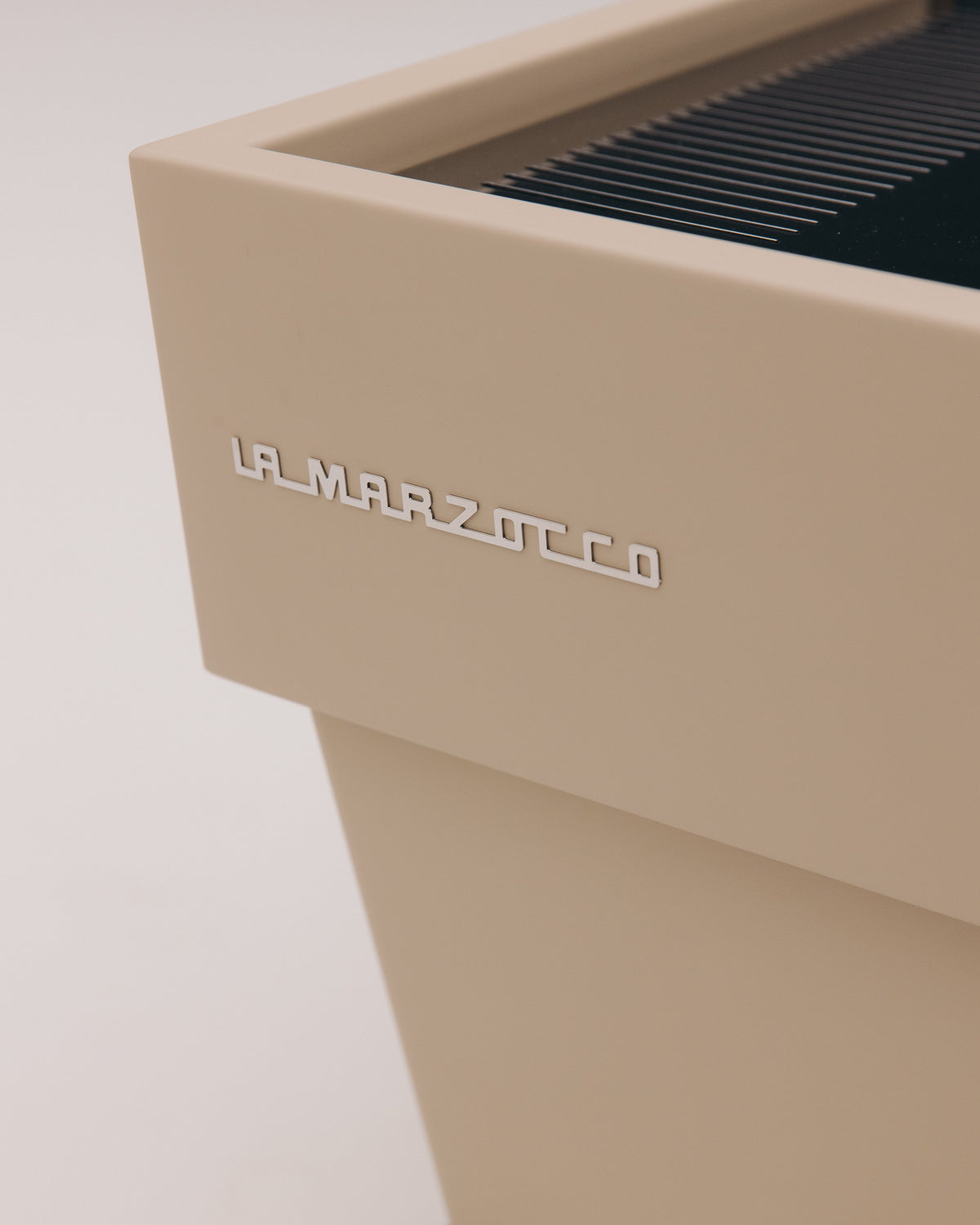 La Marzocco Linea Mini R crème – détail du logo